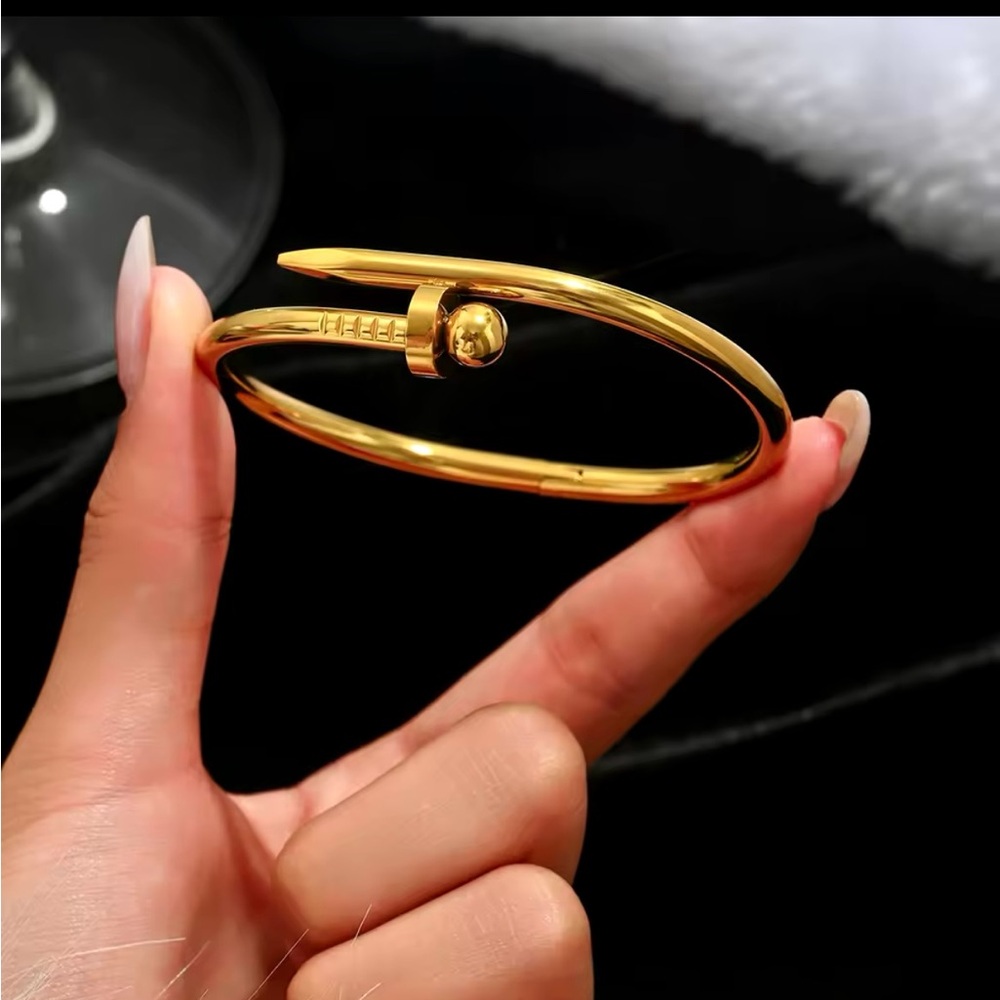 Gold Stainless Steel Four-Leaf Clover Nail Bangle – Women’s Fashion Bracelet
